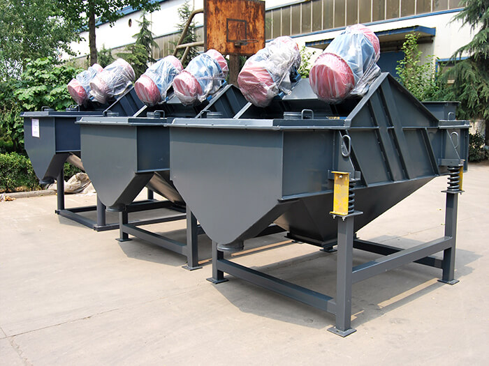 方形直線振動篩是以輕型多一些,所以針對該產品主要適用一些小顆粒比重較小的物料。